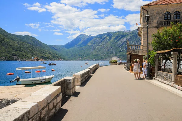 Perast şehrinde güzel bir gezinti alanı.
