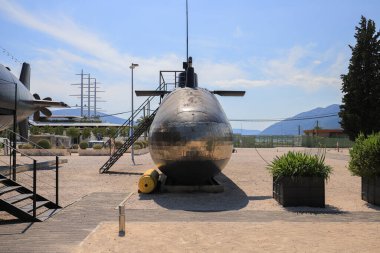 Bir müzede karaya monte edilmiş askeri denizaltı.
