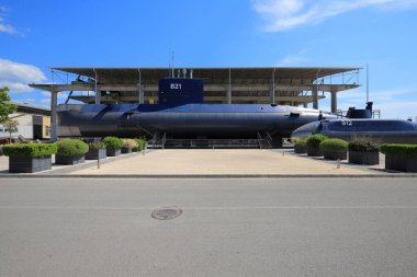 Tivat, Karadağ - 16 Temmuz 2021: Askeri denizaltı P-821 Bir müzede karaya monte edildi