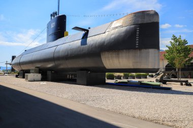 Tivat, Karadağ - 16 Temmuz 2021: Askeri denizaltı P-821 Bir müzede karaya monte edildi