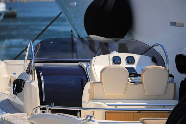 Cockpit Båt Förtöjd Nära Lyx Motor Yacht — Stockfoto