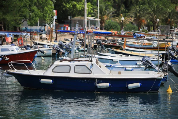 Budva 'daki Dukley limanında demirlemiş bir tekne.