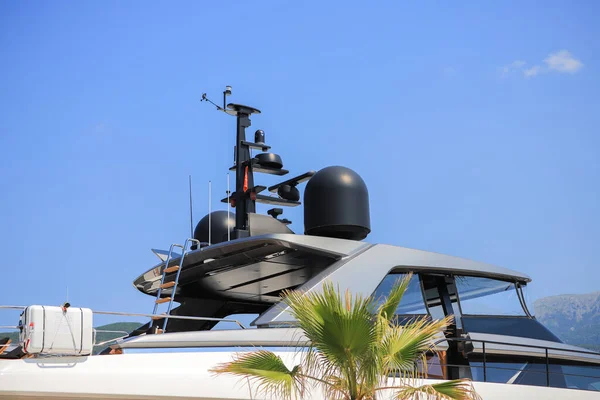 Antennes Radar Navigation Grand Yacht Moteur Photos De Stock Libres De Droits