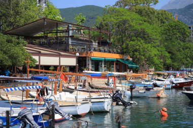 Budva, Karadağ - 18 Temmuz 2021: Budva 'daki Dukley Marina' ya demirlemiş motorlu botlar