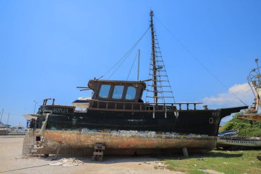 Bar, Karadağ - 18 Temmuz 2021: Eski siyah motorlu tekne Sonja kıyıda tamir ediliyor