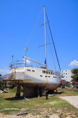Bar, Karadağ - 18 Temmuz 2021: Kıyıda tekne tamiri sürüyor