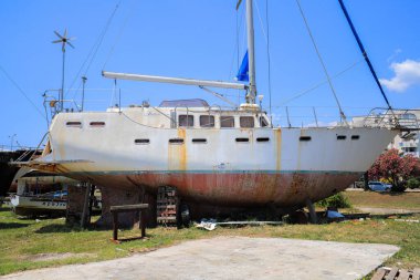 Bar, Karadağ - 18 Temmuz 2021: Kıyıda tekne tamiri sürüyor