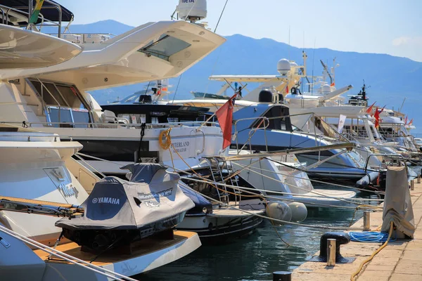 Budva Montenegro Juli 2021 Motorjachten Aangemeerd Jachthaven Van Dukley — Stockfoto