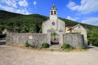Karadağ 'daki eski kilise Gornja Lastva