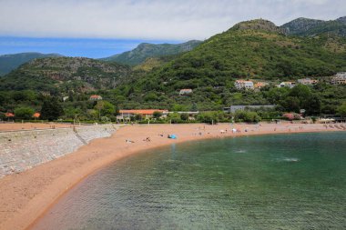 Karadağ 'daki Sveti Stefan tatil beldesi yakınlarındaki deniz ve sahil 