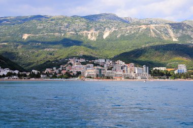 Karadağ 'da deniz ve dağların güzel manzarası 