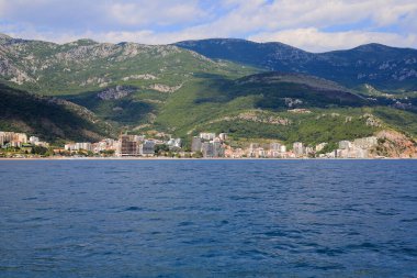 Karadağ 'da deniz ve dağların güzel manzarası 