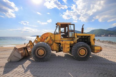 İnşaat alanında çalışan ağır buldozer.