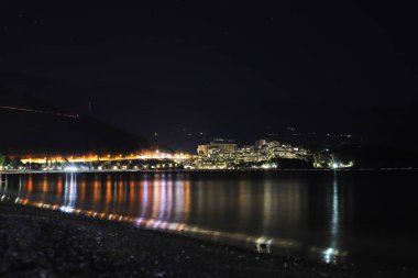 Gece Budva 'da plaj