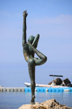 Karadağ 'ın eski Budva kentinde balerin heykeli 