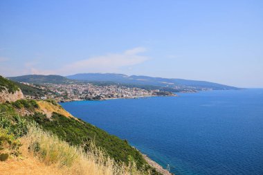 Deniz ve dağların panoramik manzarası 