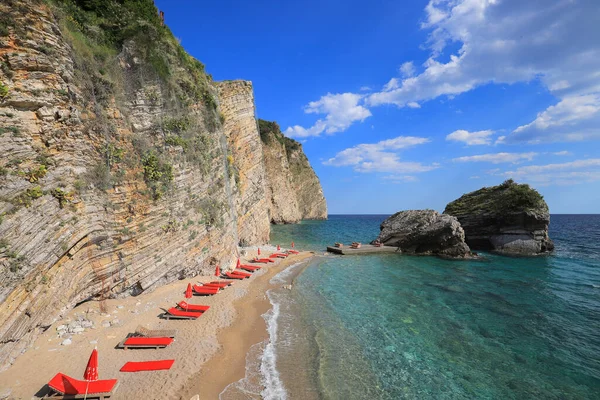 Budva, Karadağ - 14 Temmuz 2021: Budva kasabası yakınlarındaki St. Nicholas adasında Hawaii plajı
