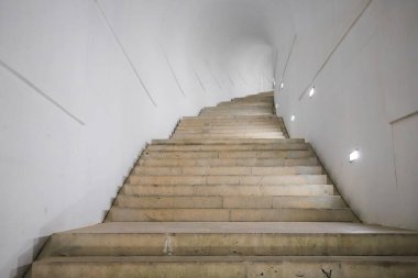 Lovcen 'deki Njegos mozolesine giden tünelin merdivenlerinden tırmanıyor.