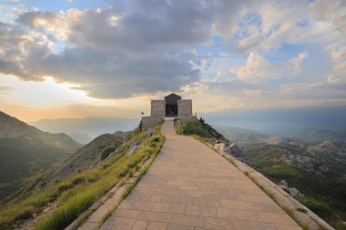 Karadağ 'da Lovcen' da Njegos Anıtmezarının inşası 