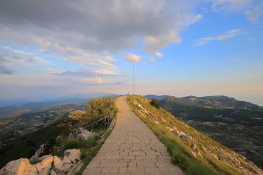 Dağın tepesinde yürüyüş yolu