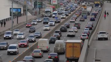 Kyiv, Ukrayna - 09 Nisan 2021: Kyiv kentinde trafik sıkışıklığı