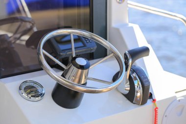 Navigasyon cihazlı motorlu tekne direksiyonu ve gösterge paneli