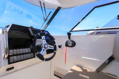 Direksiyonlu ve gaz kontrollü kokpit motorlu tekne