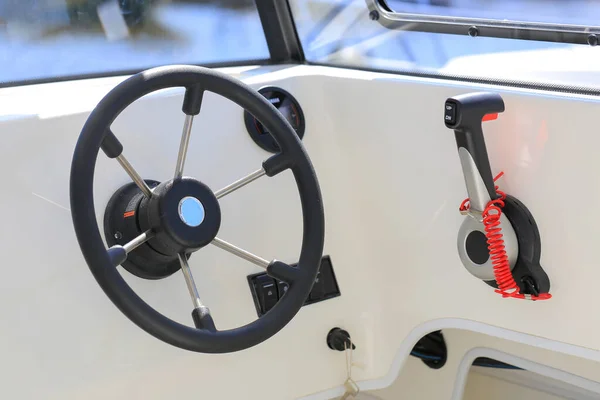 Bateau Moteur Cockpit Avec Volant Commande Des Gaz — Photo