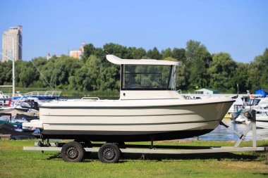 Kıyıdaki bir karavanda yeni bir motorlu tekne