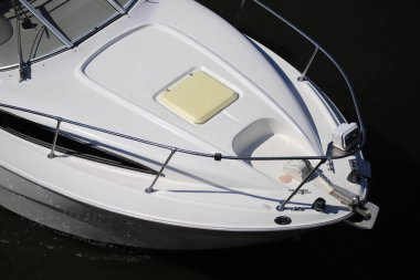 Motorlu tekne nehirde pruvada