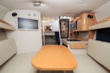 Özel yatın içinde yemek odası.