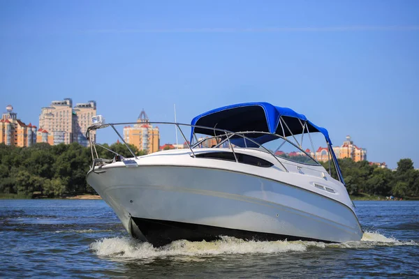Nehirde Yüzen Beyaz Motorlu Tekne — Stok fotoğraf
