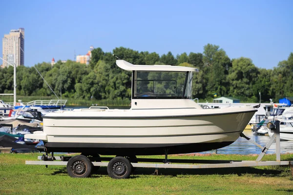 Neues Motorboot Auf Anhänger Ufer — Stockfoto