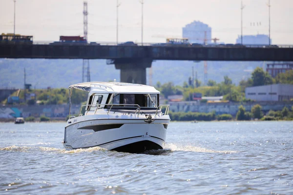 Lyxig Motorbåt Flyter Floden — Stockfoto