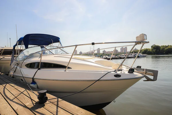 Witte Motorboot Afgemeerd Haven — Stockfoto