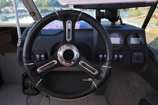 Volante Barco Motor Painel Com Dispositivos Navegação — Fotografia de Stock