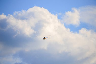 Helikopter Robinson R44 bulutlarda uçuyor. 