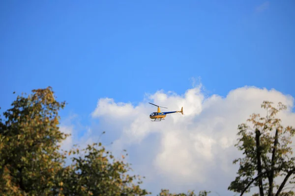 Elicottero Robinson R44 Vola Tra Nuvole — Foto Stock