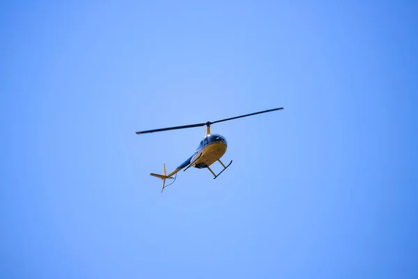 Hélicoptère Robinson R44 Vole Dans Ciel Bleu — Photo