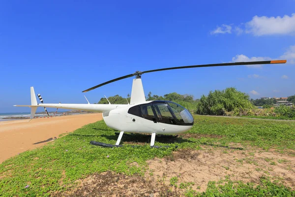 Helicóptero Robinson R44 Aterrizó Playa —  Fotos de Stock