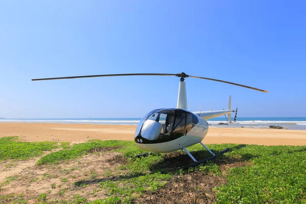 Hélicoptère Robinson R44 Atterri Sur Plage — Photo