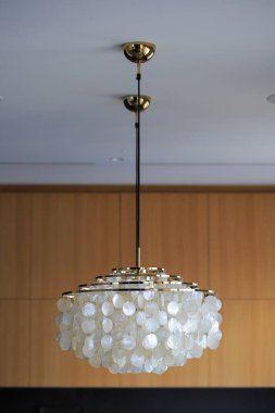 Tavandan sarkan avize