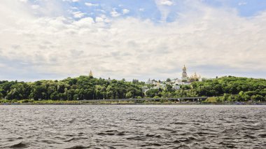 Dinyeper Nehri ve Pechersk Lavra 'ya bakan Kyiv Panoraması
