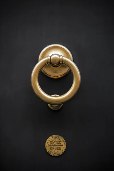 Big Knock Ring Door — Stock Photo, Image