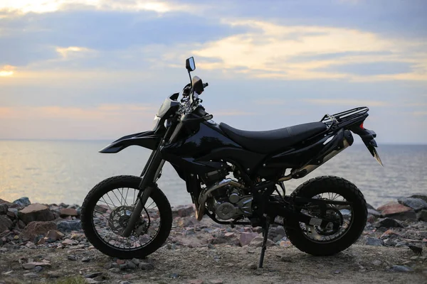 Motard Moto Nero Sulla Natura — Foto Stock