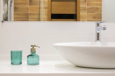 Modern beyaz banyo lavabo musluk ile 