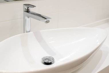 Modern beyaz banyo lavabo musluk ile 