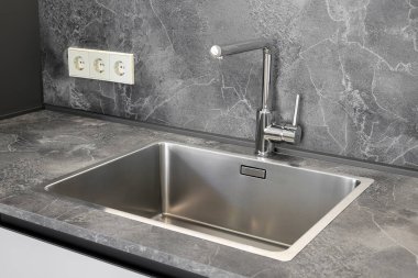 musluk ve lavabo mutfakta