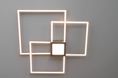 İç tavan üzerinde modern LED lamba