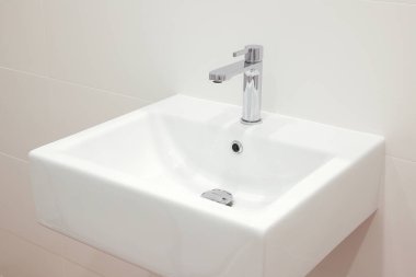Modern beyaz banyo lavabo musluk ile 